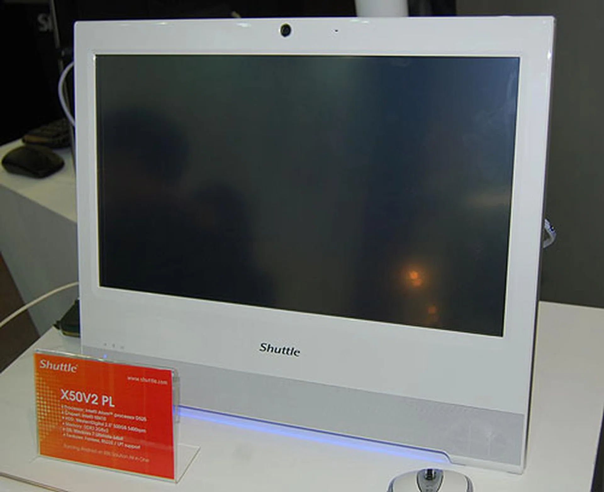 This Shuttle AIO uses an Intel Atom D525 processor with a 500GB 5400RPM HDD. It runs Windows 7 64-bit and is fanless. 