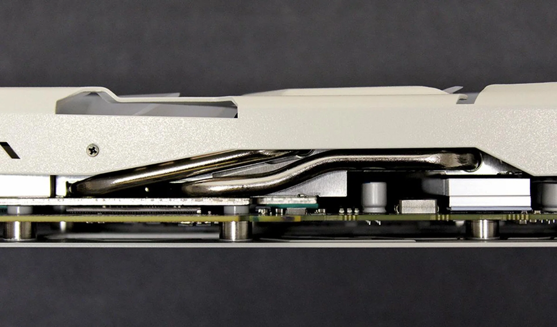 Chunky heat pipes draw heat away from the GPU core.