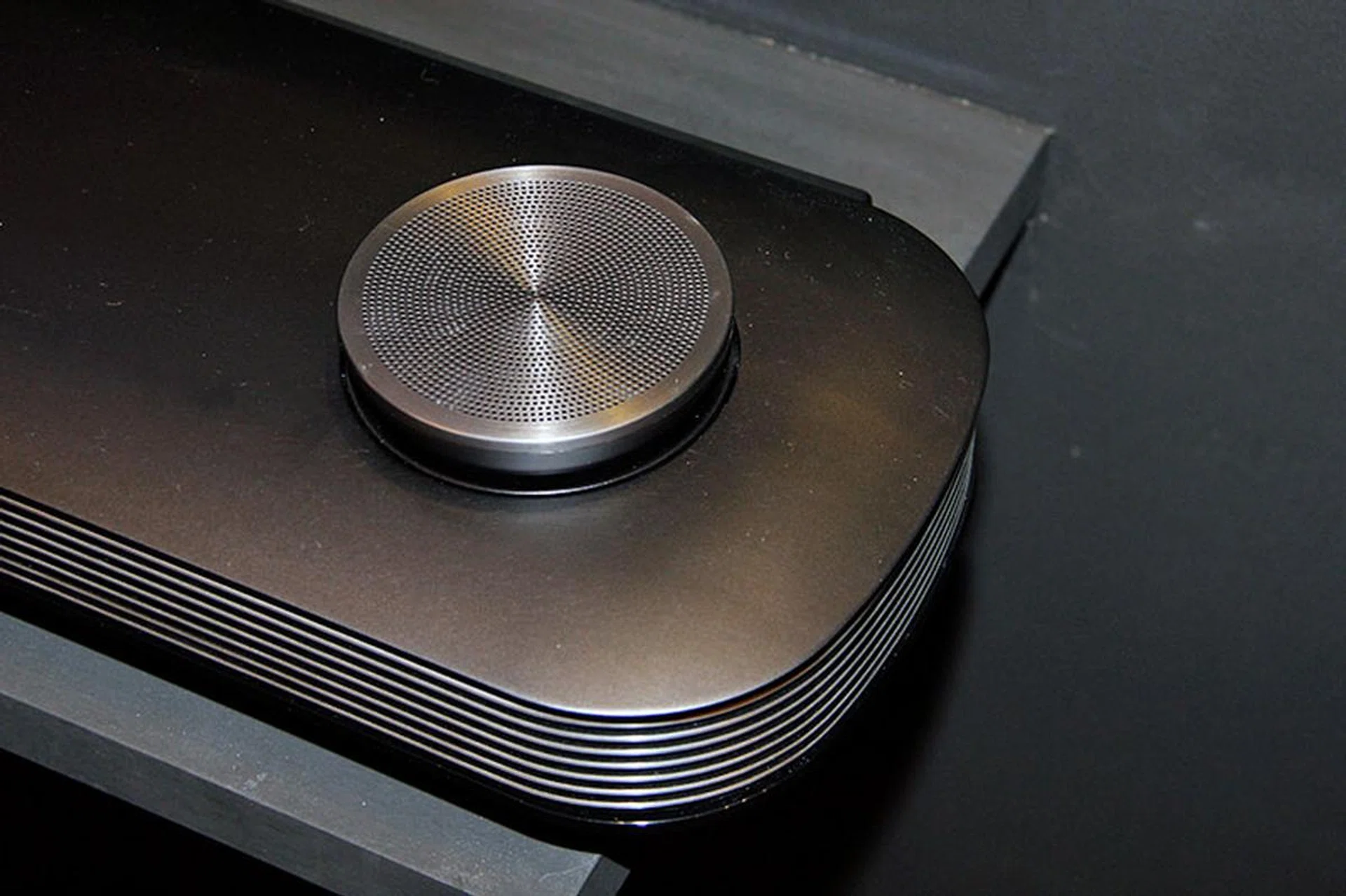 There are two upward-firing speakers on the soundbar (one on each end) for better Atmos surround sound reproduction.