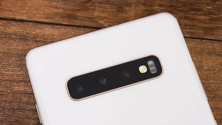 The triple camera setup of the Samsung Galaxy S10.