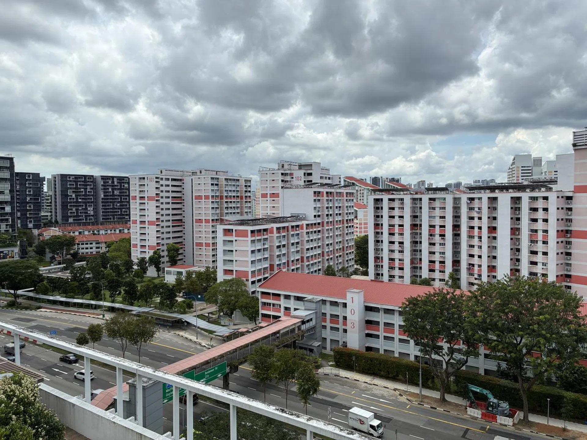 The single camera is a 48MP unit and largely similar to the one found in the iPhone 16. Images are sharp and detailed. (Click to see image in full resolution. Photo: HWZ)