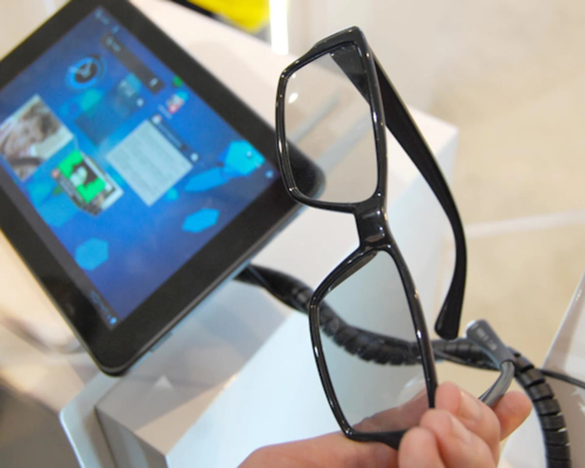 Viewing 3D content requires you to wear the 3D glasses, which can be viewed via the Optimus Pad or through its HDMI output.