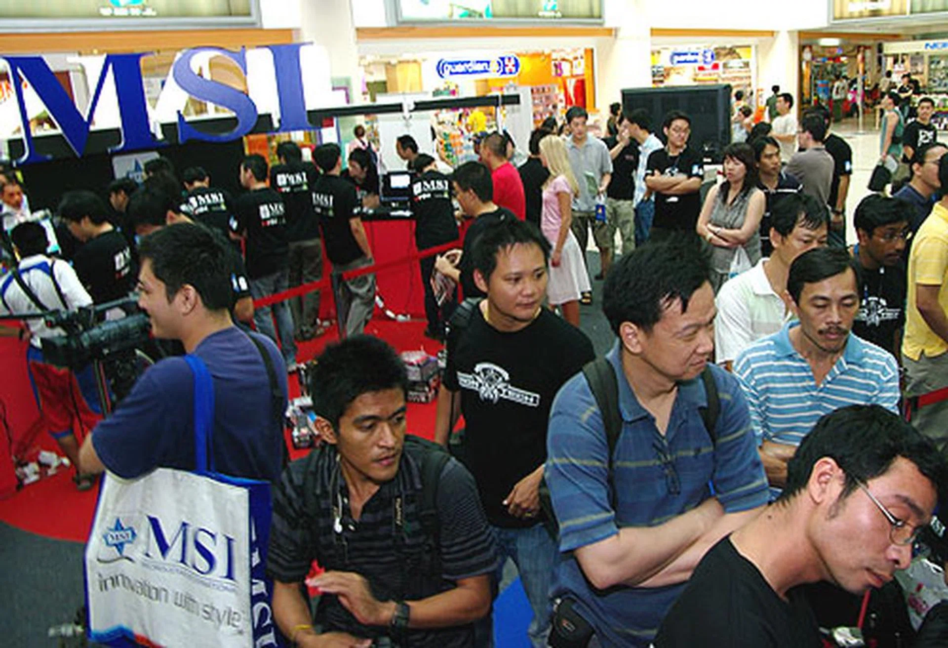  There were giveaways including a MSI goodie bag (as pictured here) containing items like a sports watch, water bottle and of course HWM magazines for the audience. All they needed to do is answer a simple question about Iron Tech 2008.  