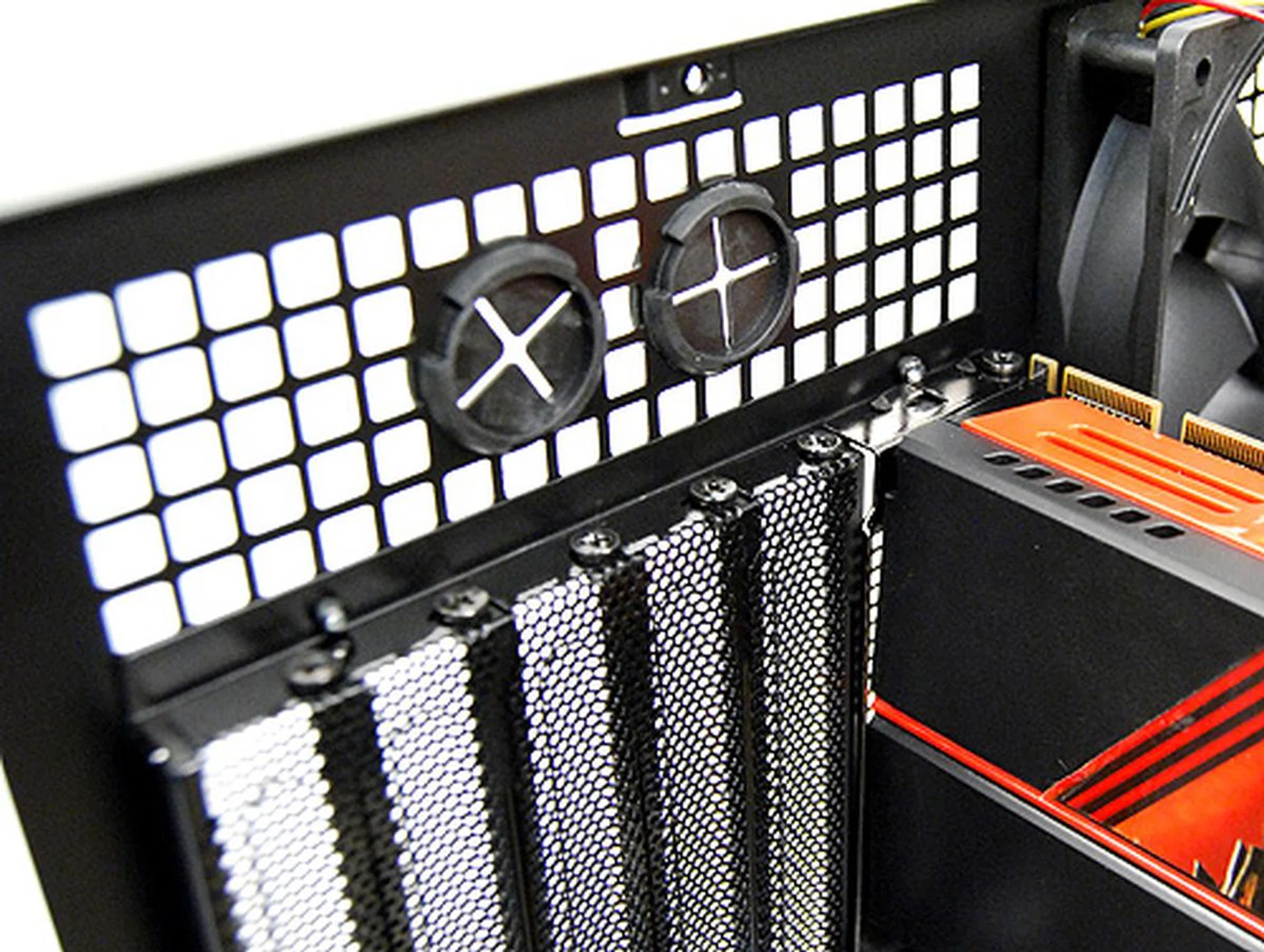Instead for opting for a poor clamping tool-free design, Ikonik sticks with trusted screws for the expansion bay. It isn't the most convenient way to add on additional devices, but at least it works. Note also the grommets for liquid cooling solutions.