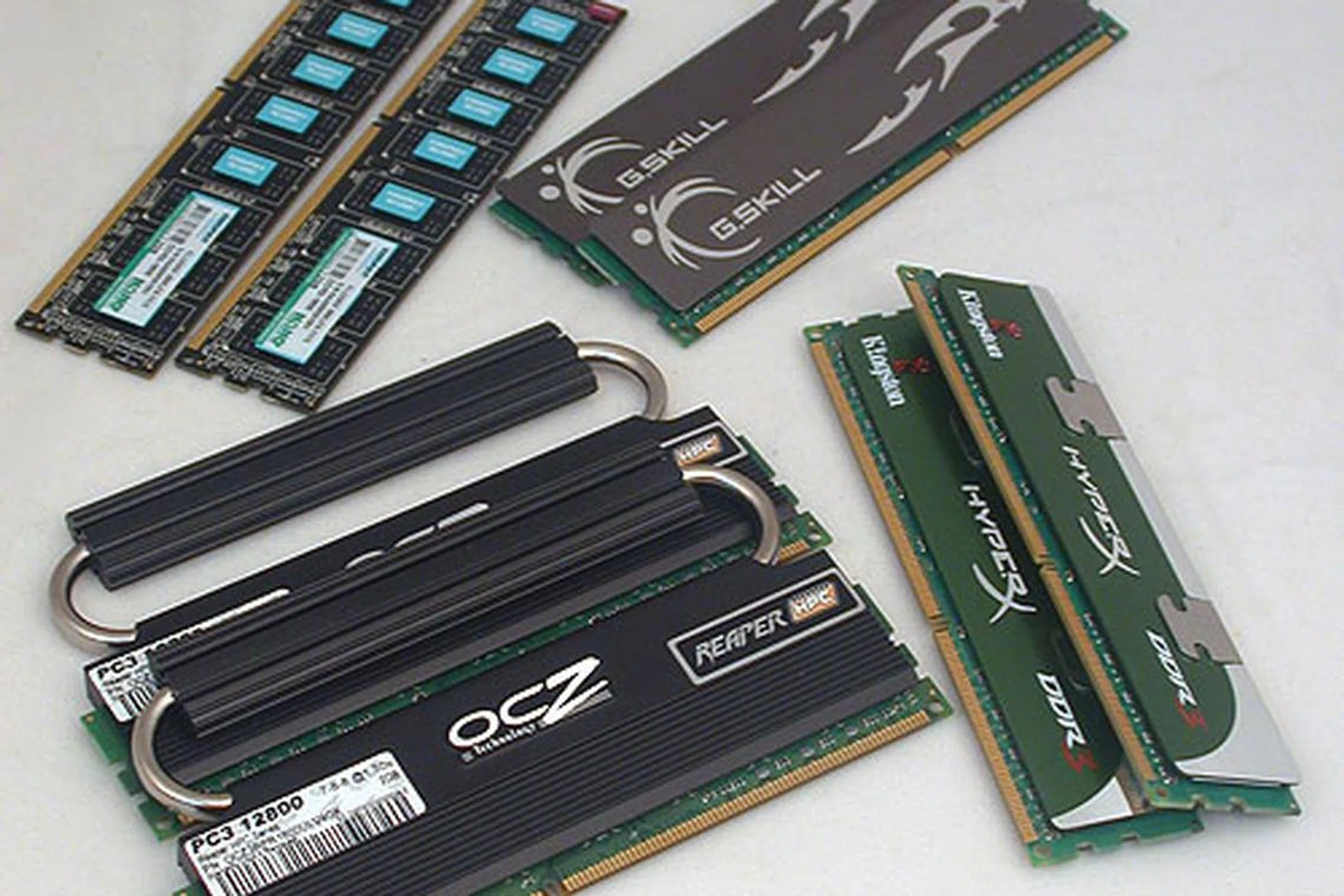 These four sets of memory modules operate at voltages between 1.35 to 1.5V, lower than the 1.65V seen on earlier DDR3 memory.