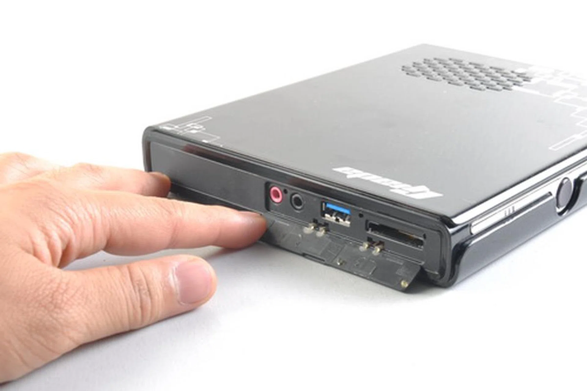 On the top panel, we find a memory card reader, a single USB 3.0 port, as well as audio jacks for a microphone and headphones/speakers. There’s a flap to hide these ports if they are not used.