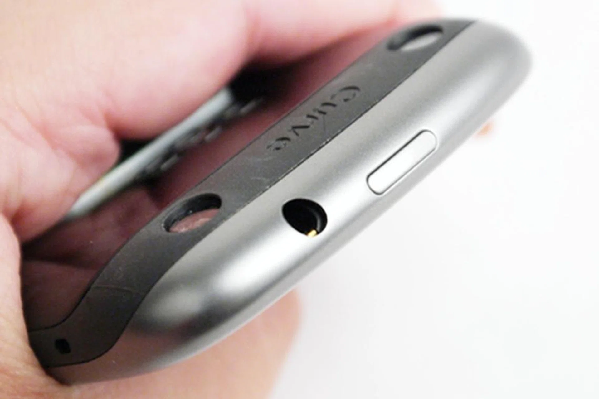 The Curve 9320's ergonomic build and rounded edges makes for easy handling. The lock screen button is placed right in the middle at the top, which makes it slightly awkward to toggle. 