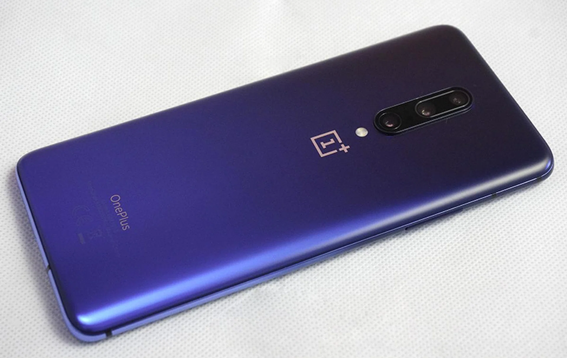 You get a nice play of light and dark when you place the phone down.