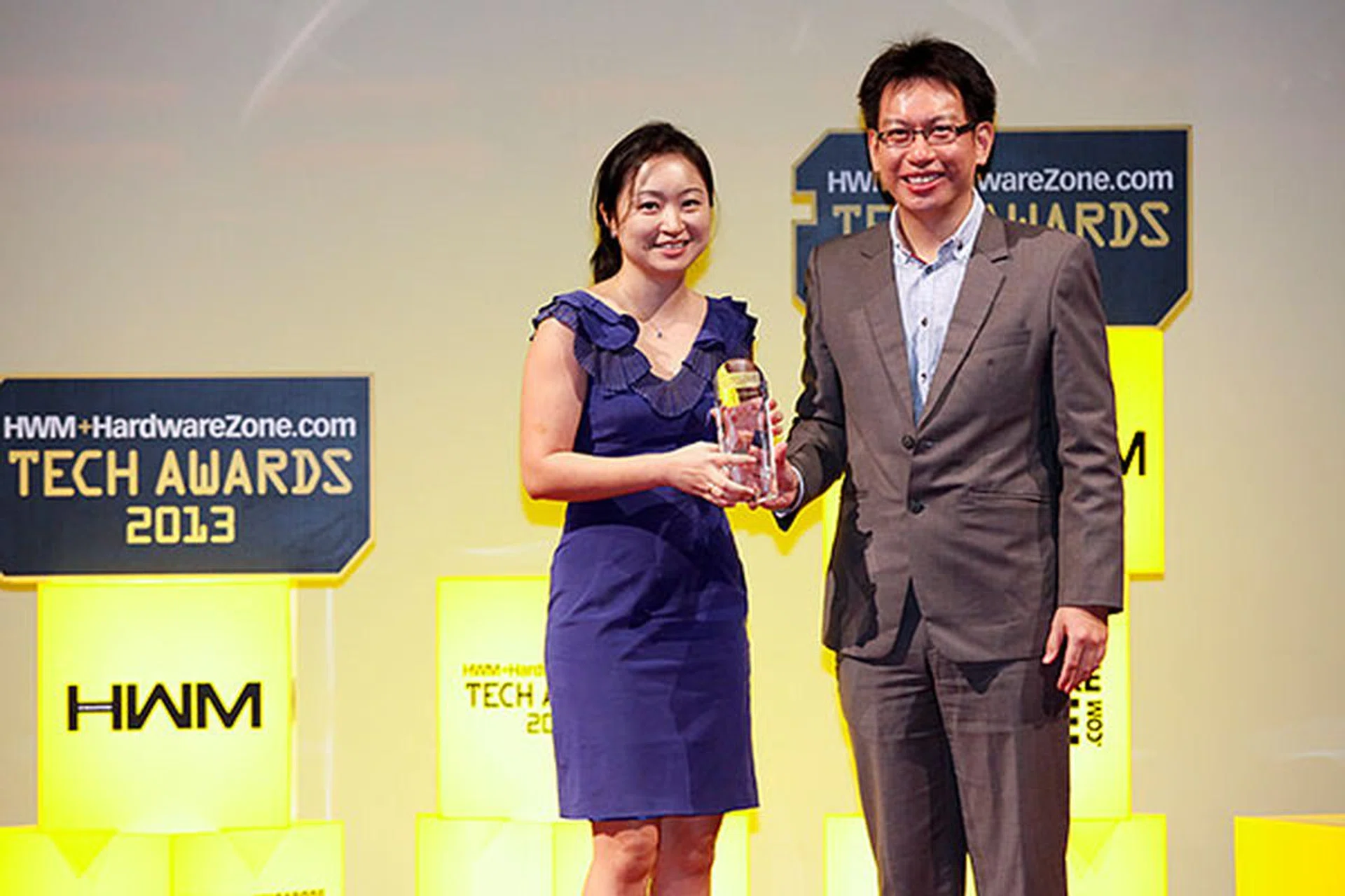 Samsung was the other big winner with seven awards. Six of them came from the Readers' Choice polls: Best LCD Monitor, Mainstream LED TV, Premium Smart LED TV, Plasma TV, Mainstream Smartphone, and Premium Smartphone Brand. The popular Galaxy Note II LTE was the winner of the Editor's Choice category for Best High-end Smartphone. Accepting the awards was Ms. Janice Chew, Brand Marketing Manager from Samsung Asia.