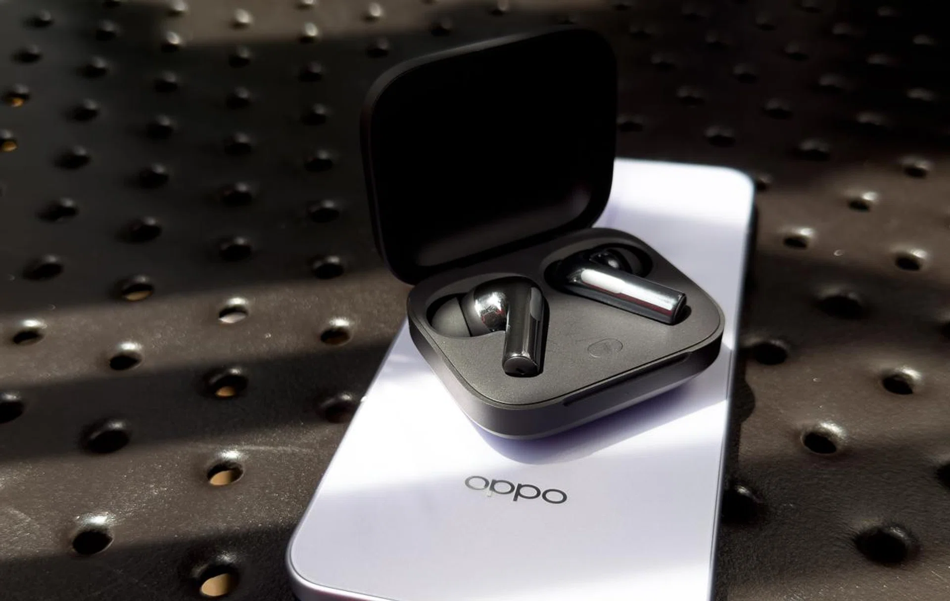 You'll want a phone that supports LHDC 5.0 for the best experience. Photo: HWZ.