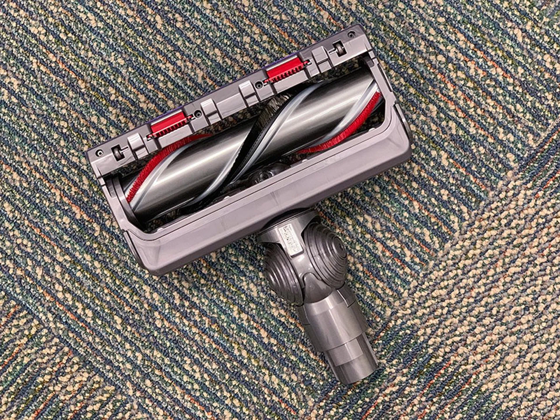 The High Torque head has both stiff bristles to tackle ground-in dirt on carpets and carbon fiber filaments to capture fine dust from hard floors and crevices.