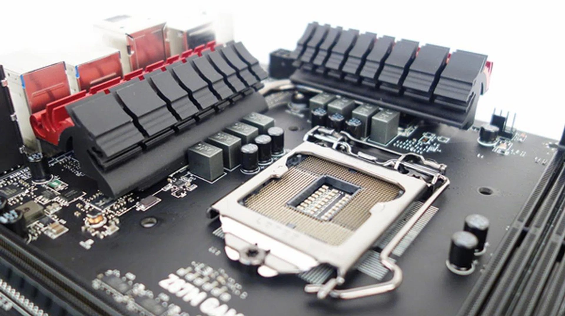 The heatsinks that provide direct cooling to the MOSFETs are connected by a MSI Superpipe, which is essentially an 8mm thick heatpipe. We also see some capacitors located in front of the chokes.