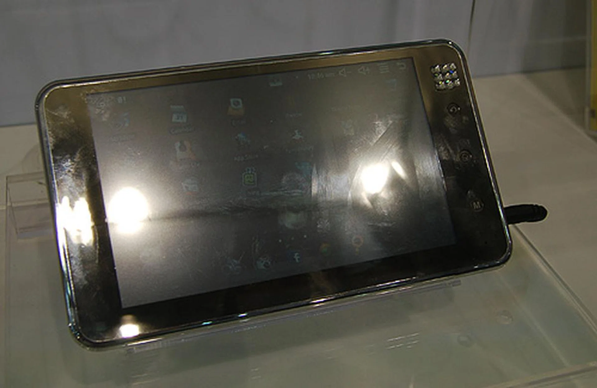 This 7-inch G-Link-A8 tablet is powered by the WonderMedia SoC and is running on Android 1.6 OS.