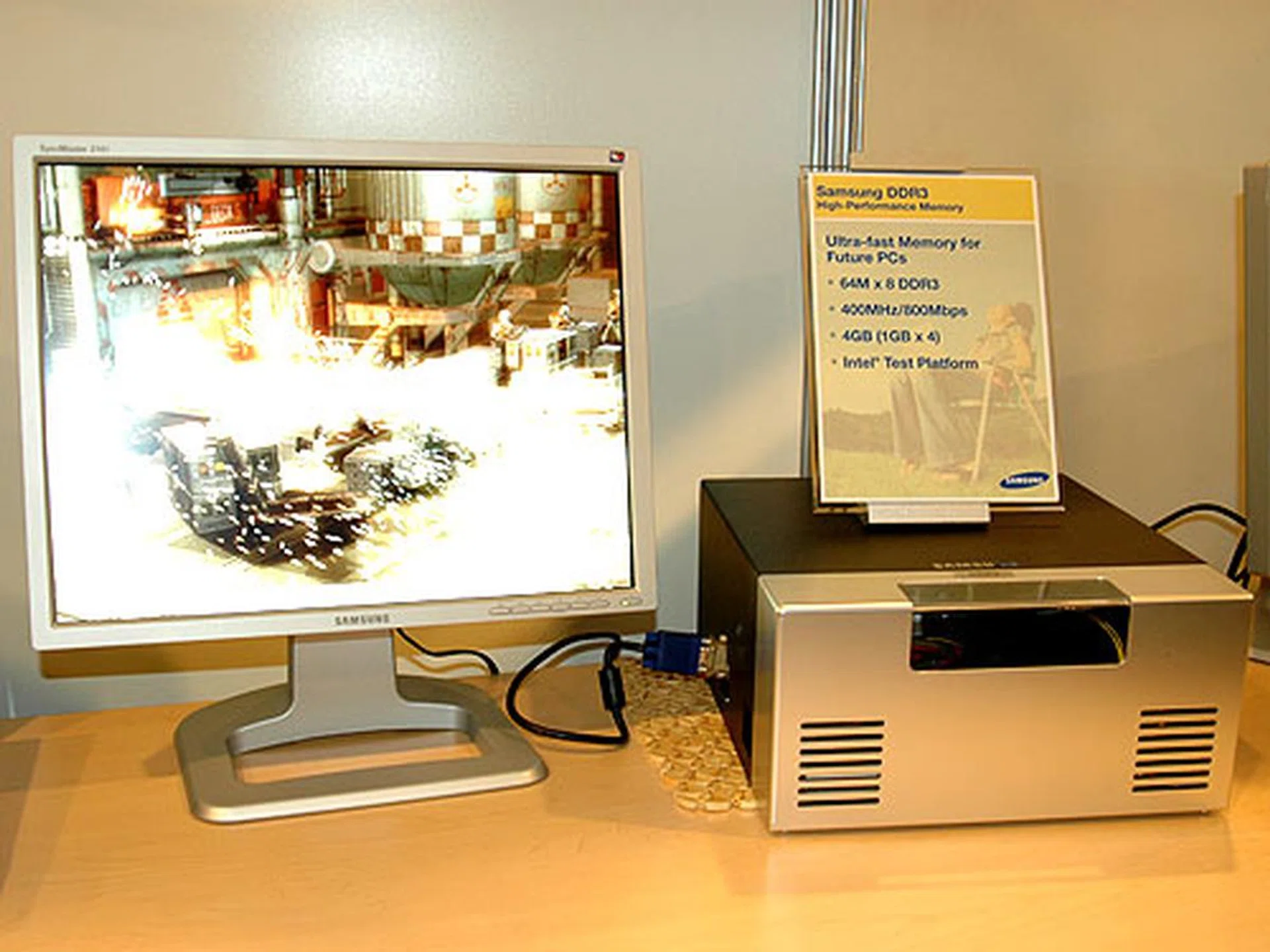 Samsung also did a live demonstration of their DDR3 modules, but with slower DDR3-800 modules.