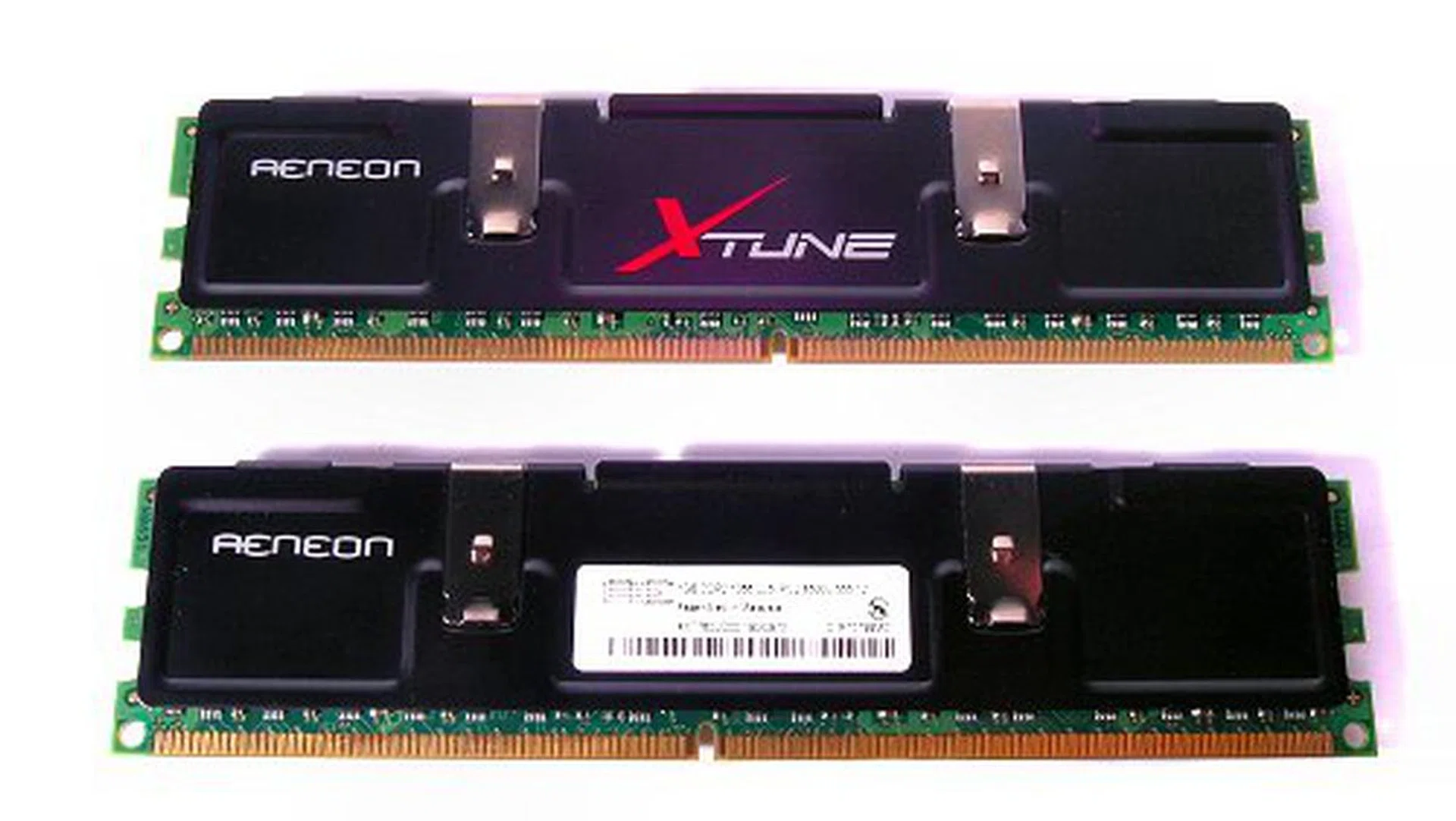The AENEON XTUNE AXT760UD00-19D 2GB kit comes with two matched 1GB DDR2-1066 CL5 DIMMS.