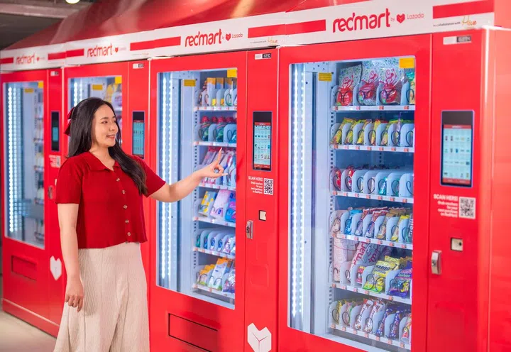 Grocery vending machines with selected RedMart product lineup at Hive Express in Raffles Place MRT. Image: Stellar Lifestyle. 