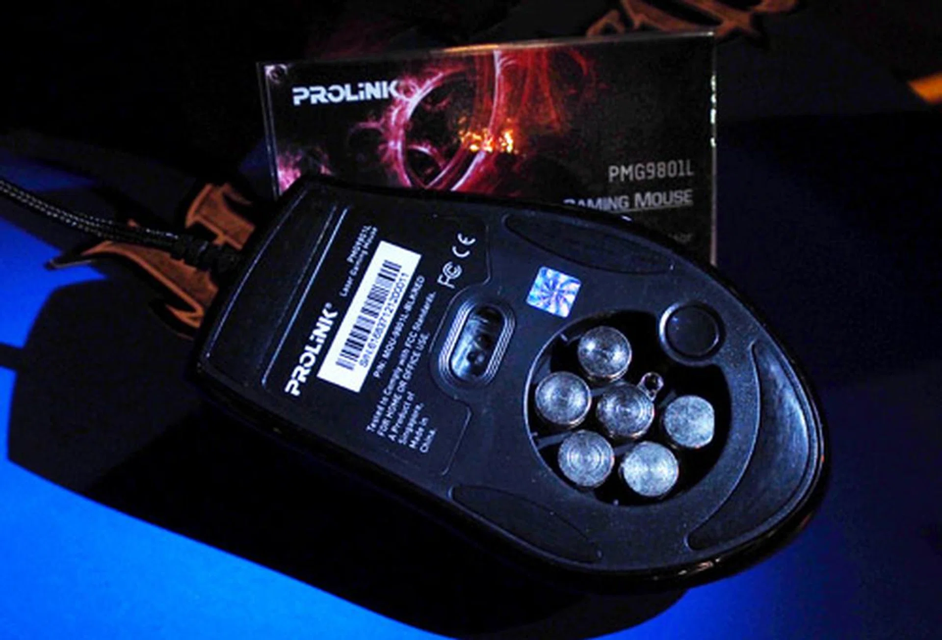 Like a few other gaming mice, the Hesperus features an adjustable weight system with up to six 5.8g weights installable in the base for a total of 34.8g of extra weight.