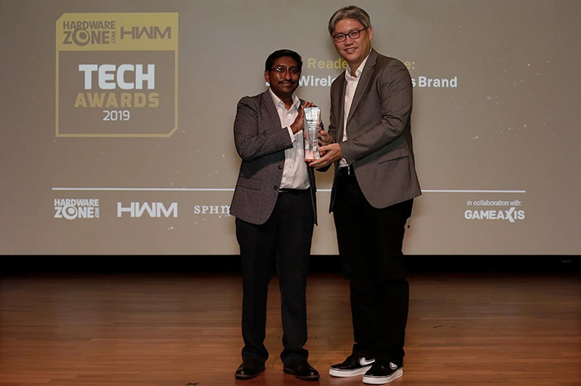 JBL is the winner of our Readers' Choice for Best Wireless Speakers Brand. Here's Mr. Chang Seng Hock, Harman's Brand Activation Director for APAC, accepting the trophy.