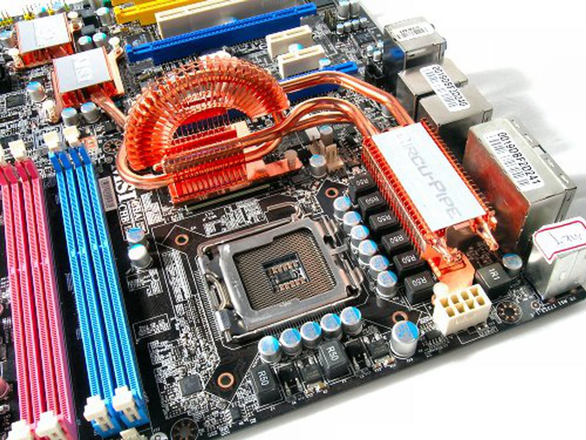 Without the botton heat-pipe to the DIMM slots, there is more room around the CPU socket on the X38 Diamond than on the P35 Diamond.
