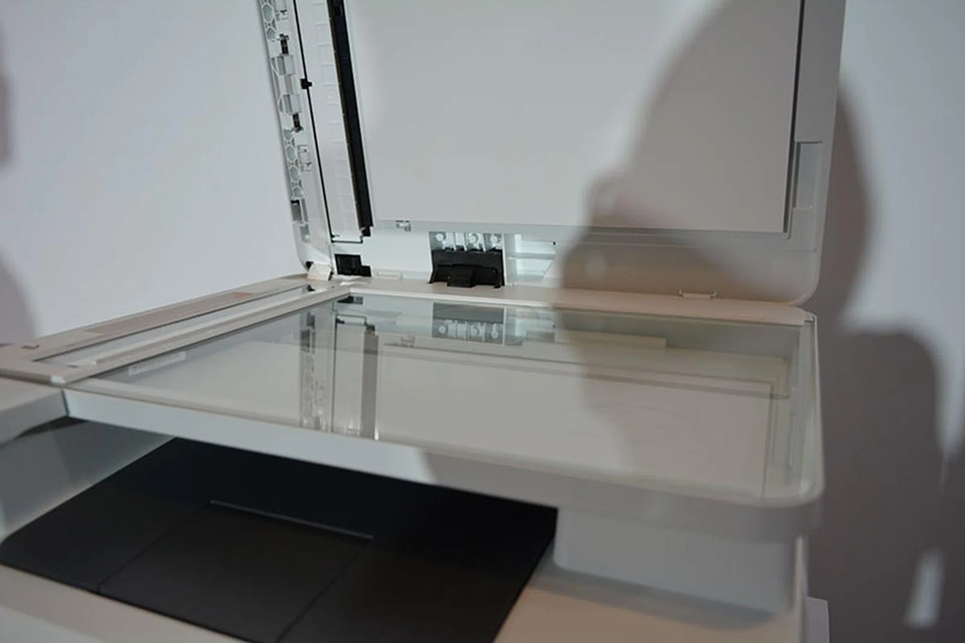 The edgeless design of the scan glass allows documents to be slid off with ease.