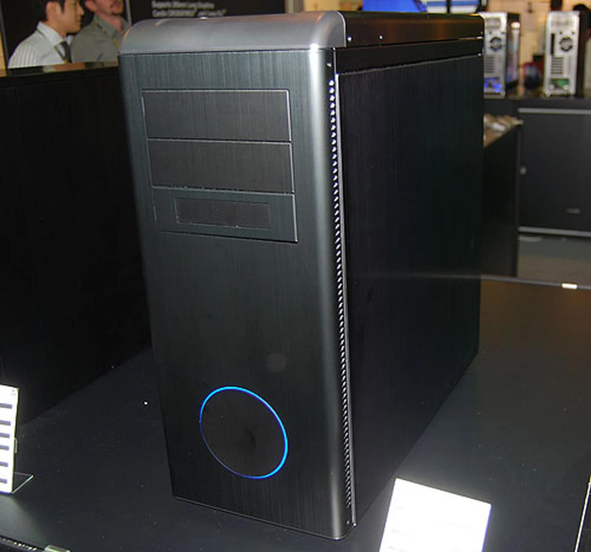  The B25F is similar to the PC-A70F in terms of its tool-free and anti-vibration features, so what you have seen earlier applies. The design is obviously different, with a sleek front panel with an attractive circular LED design.  