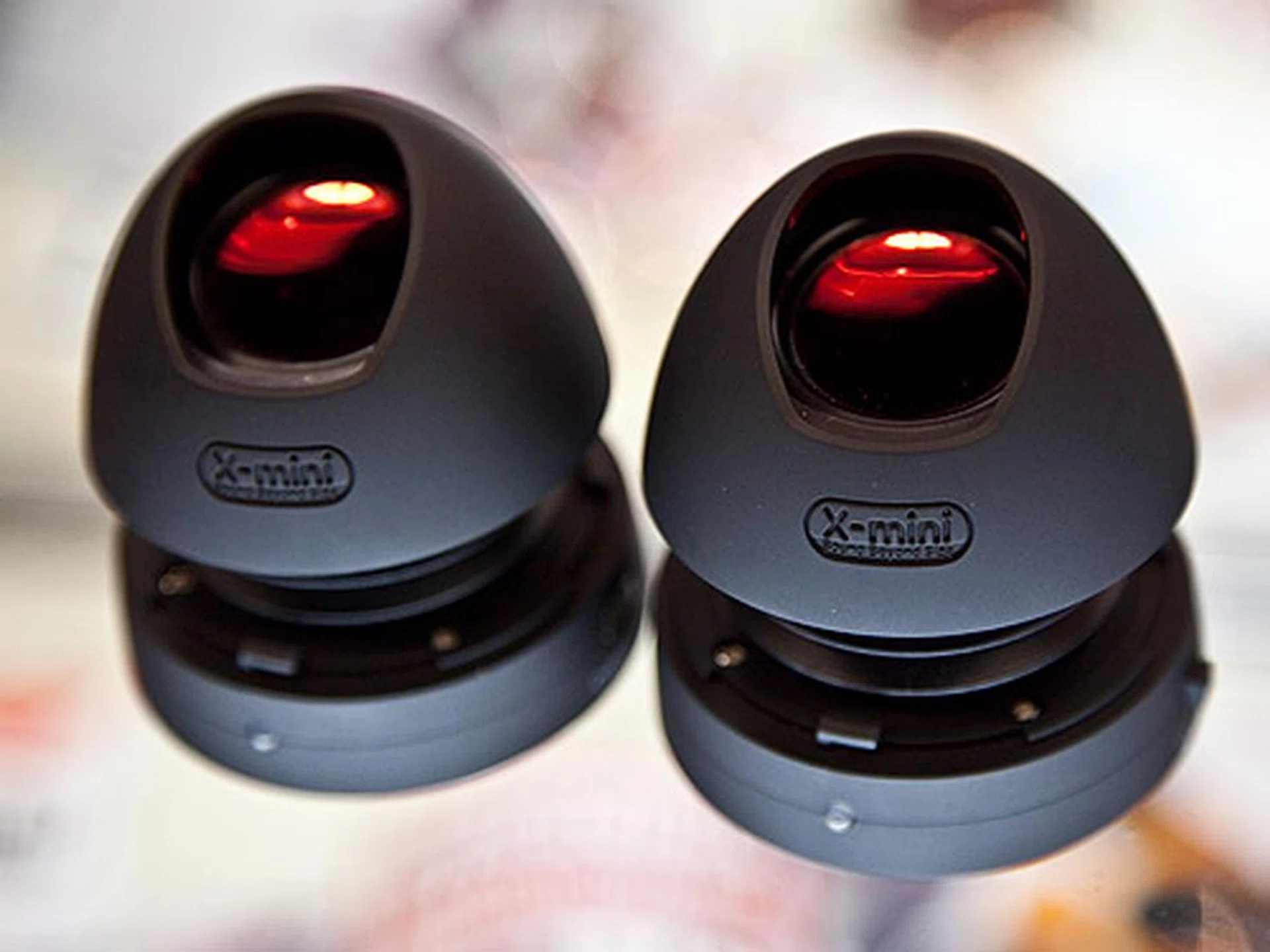 The new X-mini MAX v1.1 CapsuleSpeaker by Xmi offers a new and improved 36mm driver for a total of 2Wx2 audio output. Integrated 250mAh 5V battery offers up to 12 hours of playback.