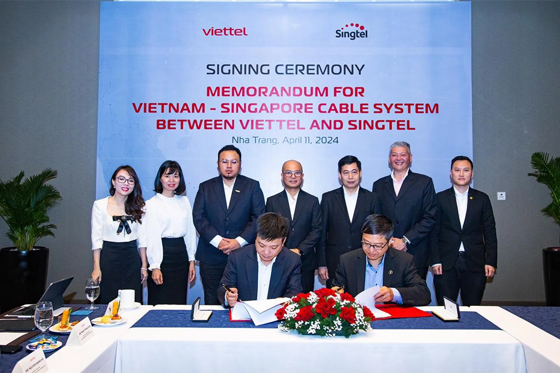 (Seated, L to R): Mr Nguyen Manh Ho (Viettel) and Mr Ooi Seng Keat (Singtel).