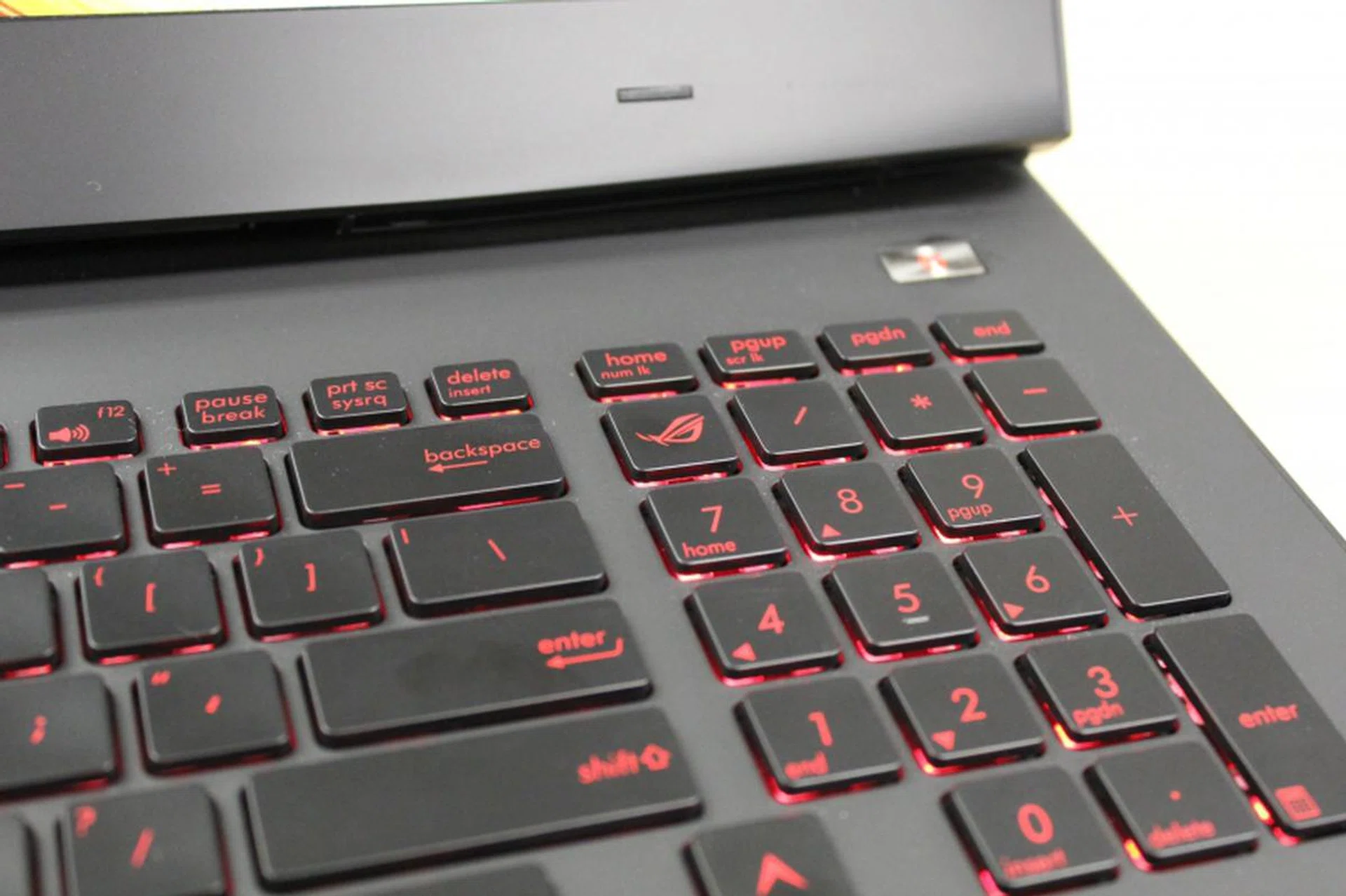 The ROG button's on the opposite end of the Steam button, nestled where the Numlock key usually is on a normal keyboard. Meanwhile, the Numlock has been shifted up and shares a home with the Home button.