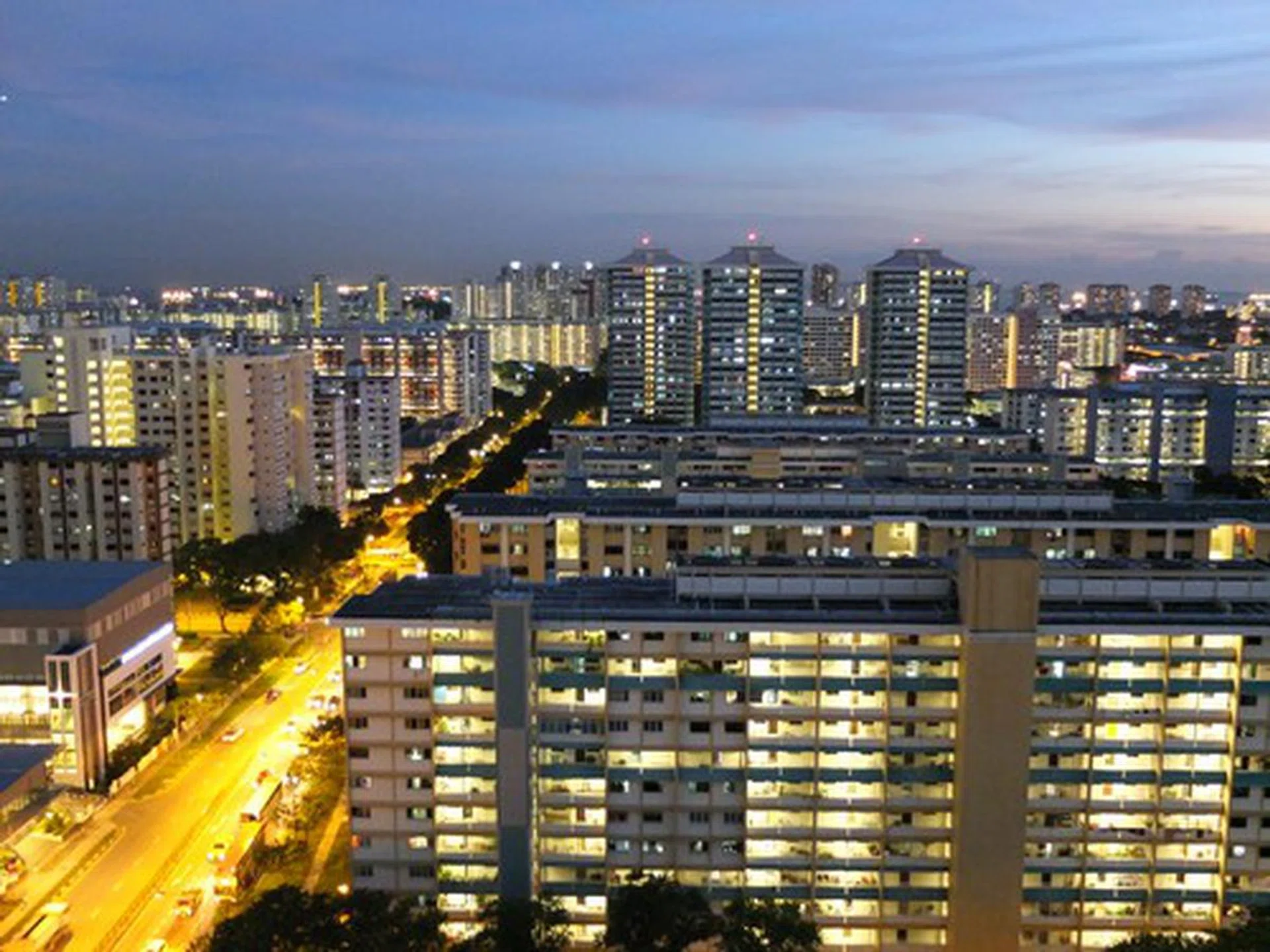 f/2.2 at 35mm (35mm equivalent), 1/10 sec, ISO1600.