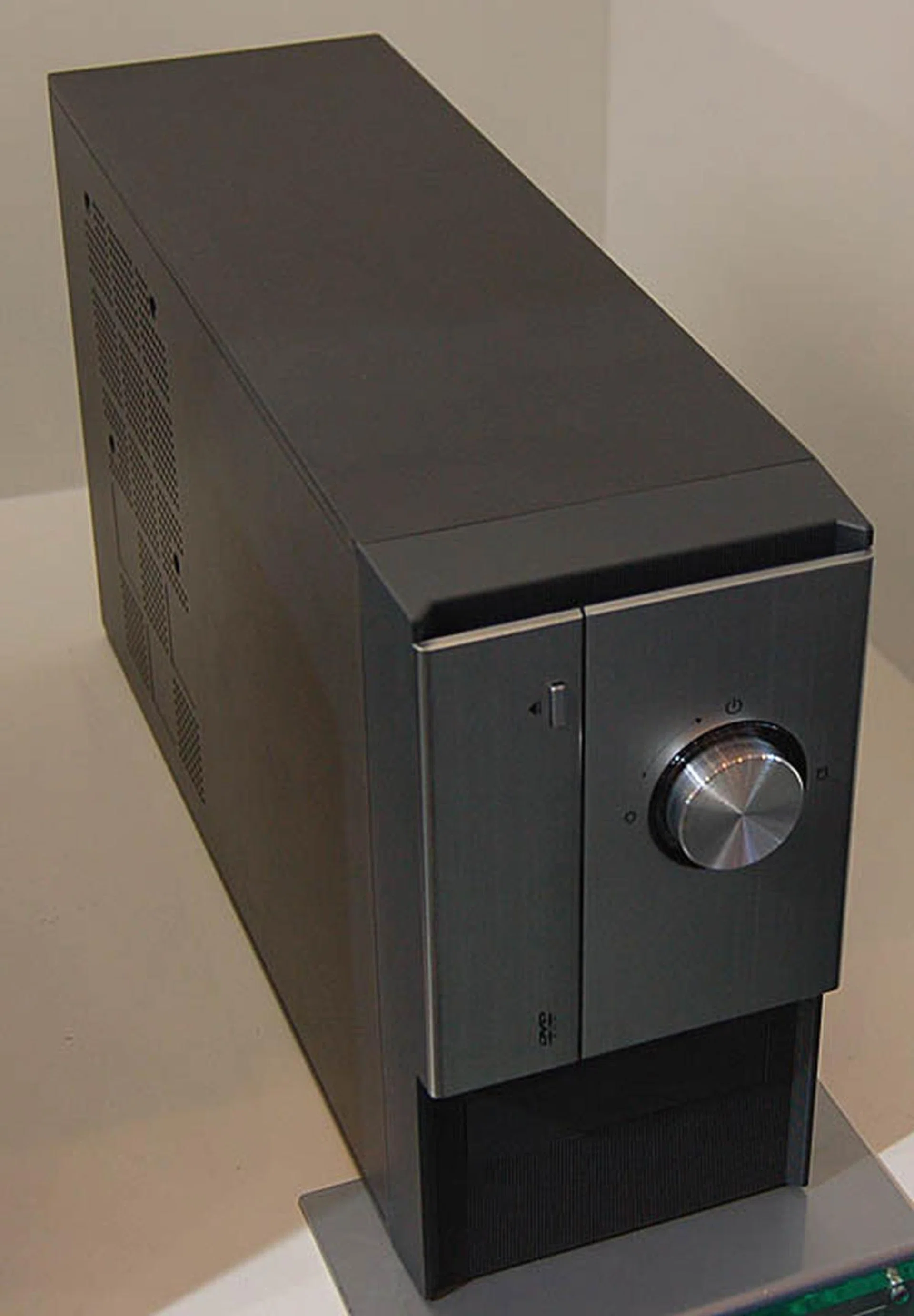  This micro-ATX chassis is obviously targeted at the HTPC crowd, with the control knob a huge giveaway to its main function. Options include having an integrated card reader at the front.  