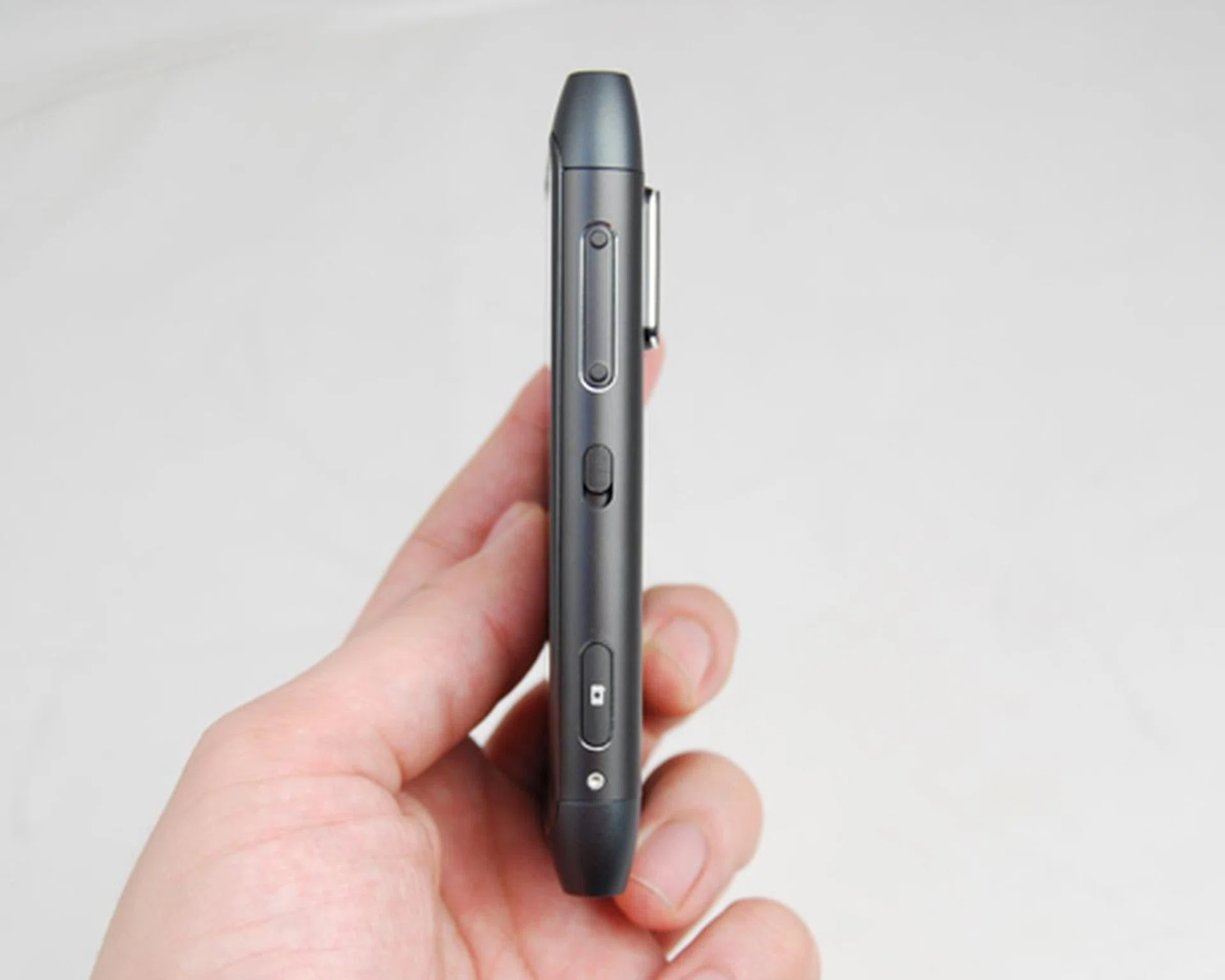 We noticed more button clutter on the right profile, which tends to give the N8 an unbalanced feel to its design.