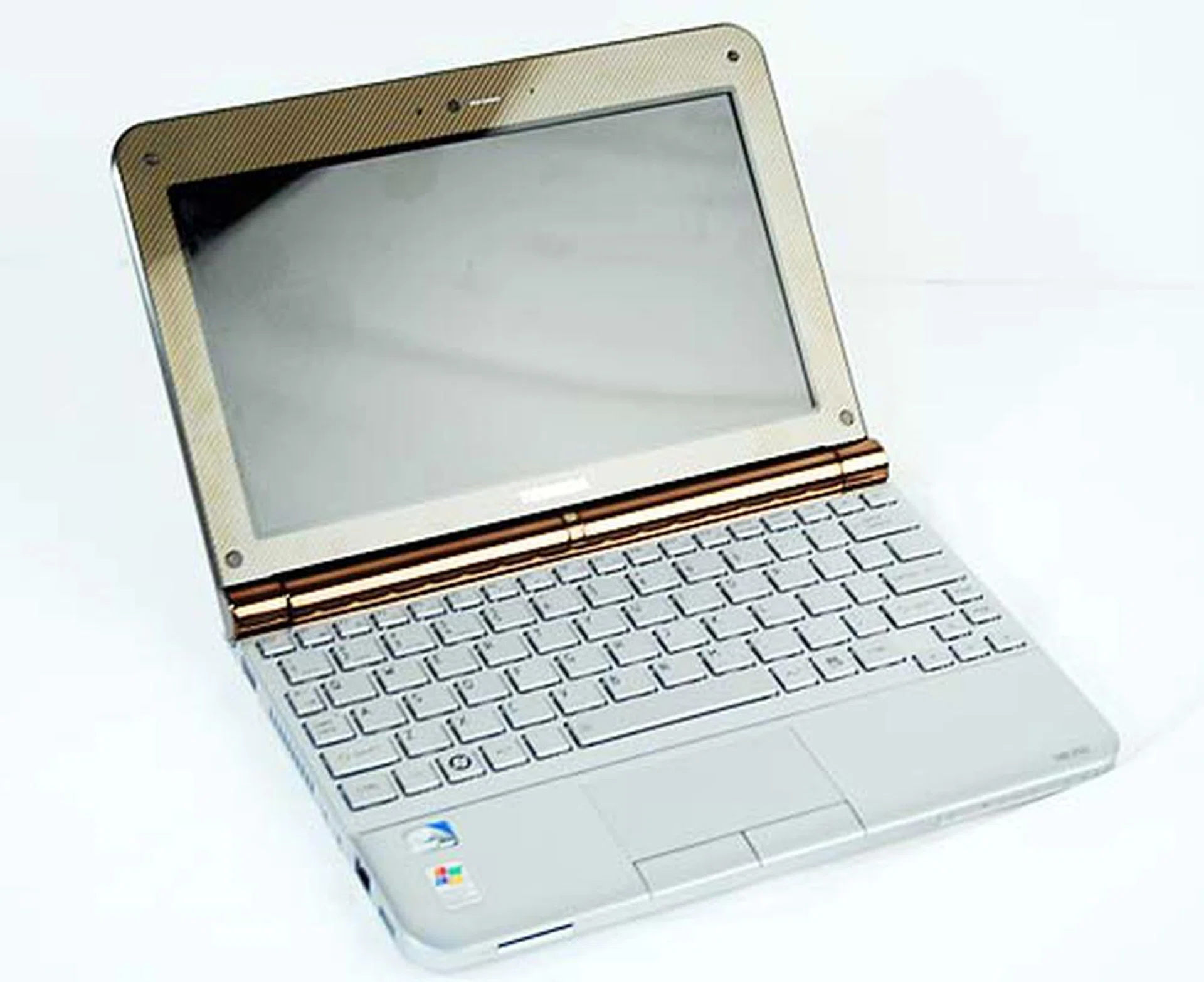 Opening up the netbook reveals a very pretty interior, though the glossy screen does inhibit our desires somewhat.