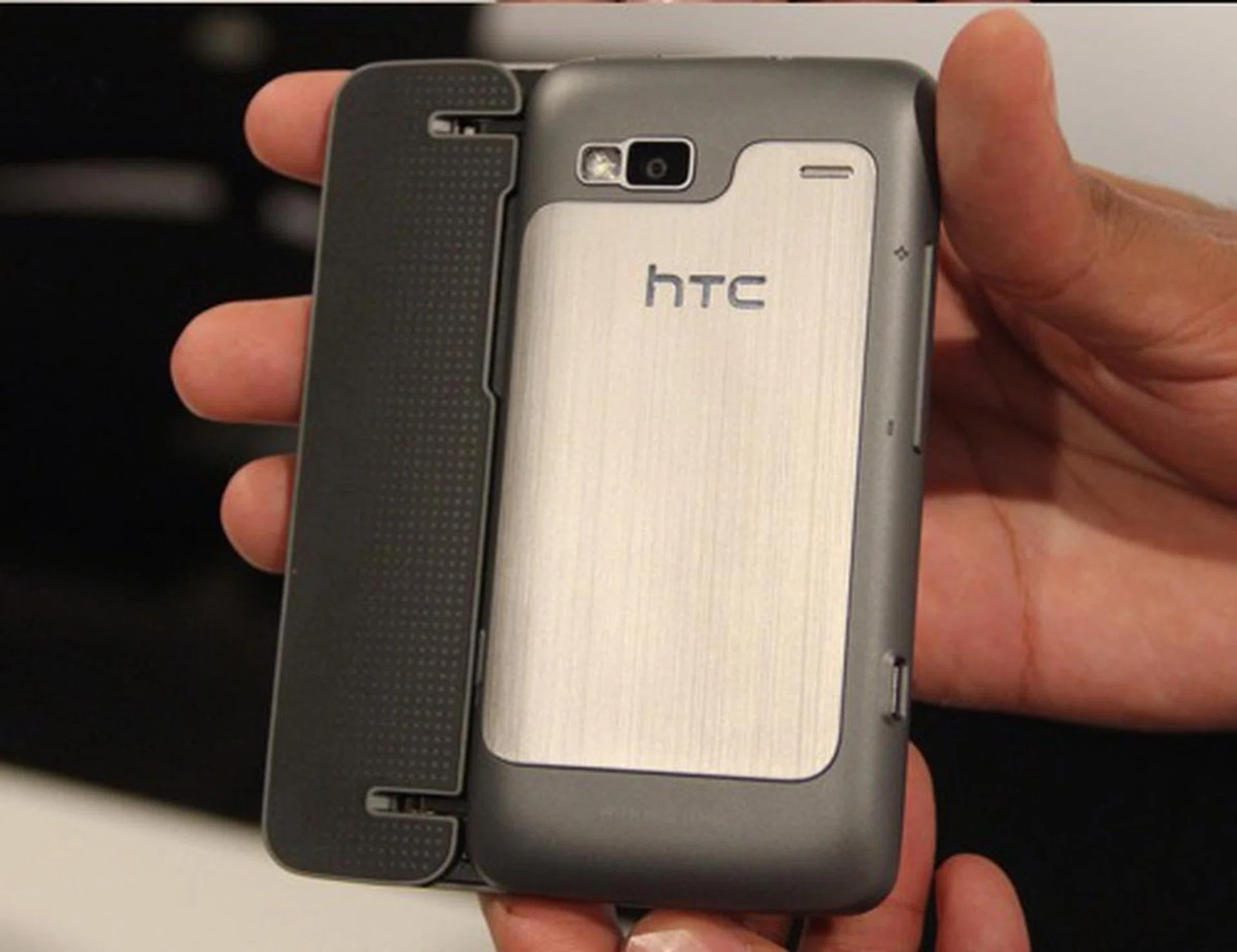 Generous amounts of metal at the rear end of the HTC Desire Z, as well as a 5-megapixel camera with automatic flash and high-definition 720p video recording.