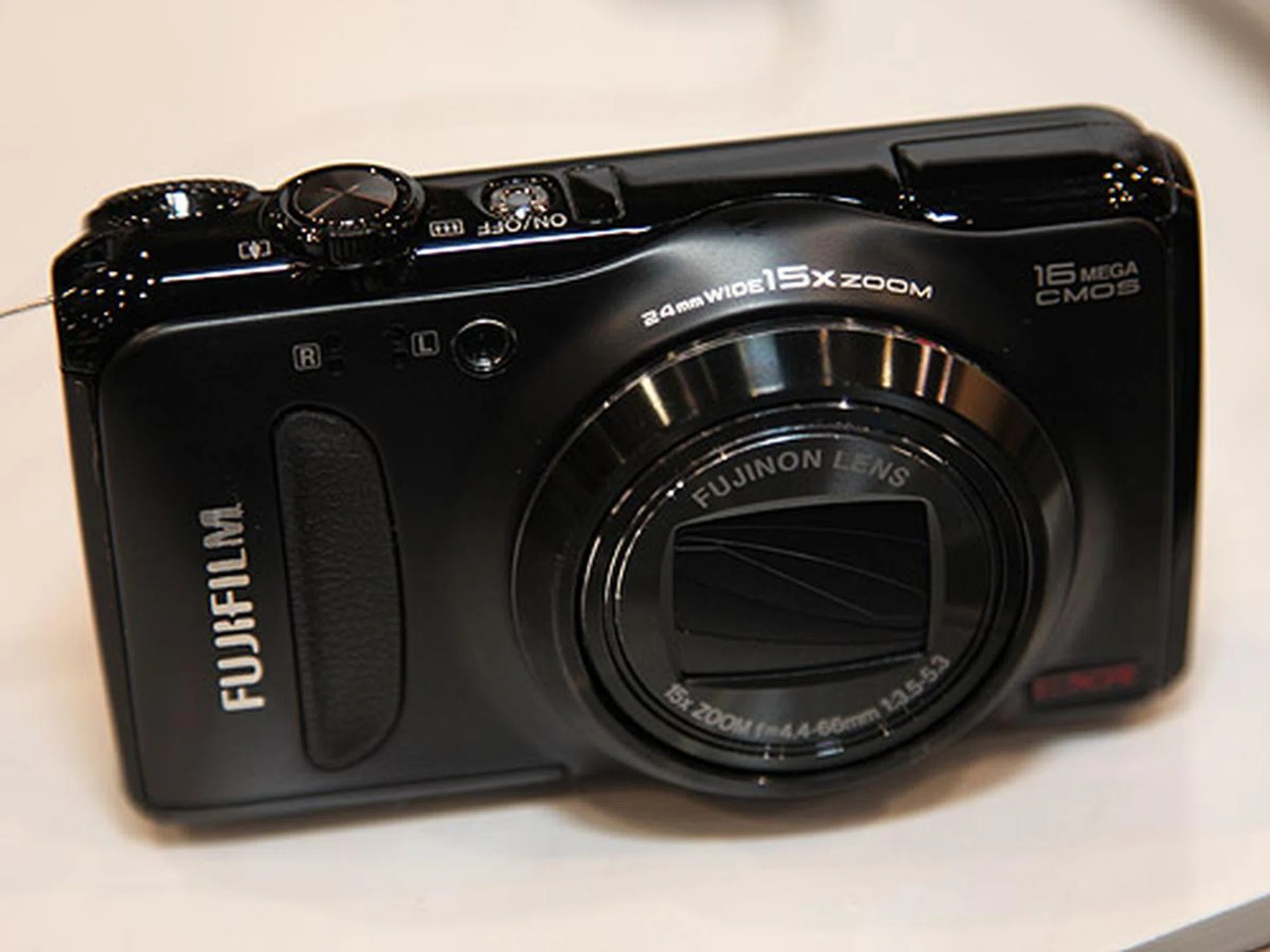 The FinePix F500EXR features 16 Megapixel resolution, an impressively long 15x optical zoom lens and 1600% dynamic range which enables the camera to capture the full range of shadows and highlights.