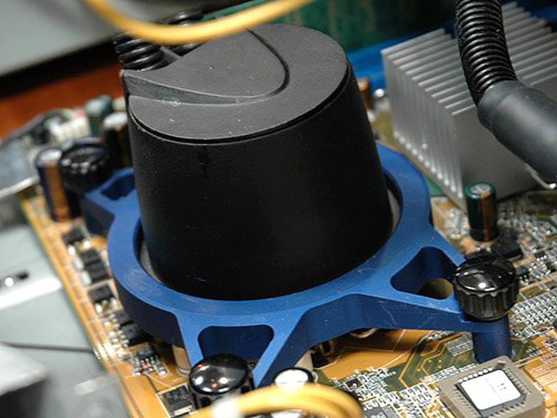 A close-up of the waterblock with the integrated pump.