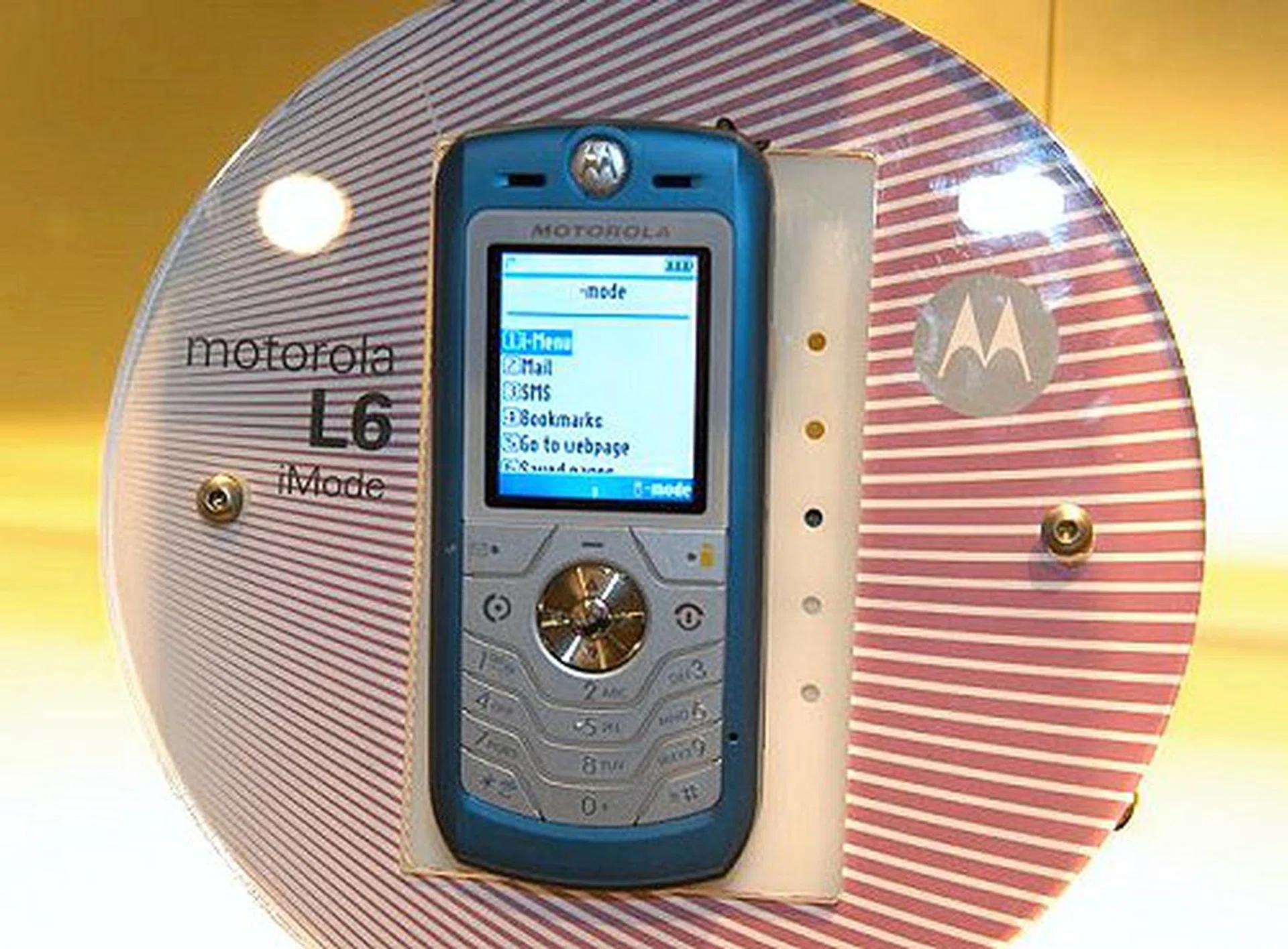 We are familiar with the L6, the low-cost SLVR-style handset. This is the same phone, just that the color's different and that it supports iMode.