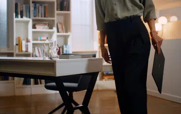 The LG gram SuperSlim is easy to carry at 990g. Image source: LG. 