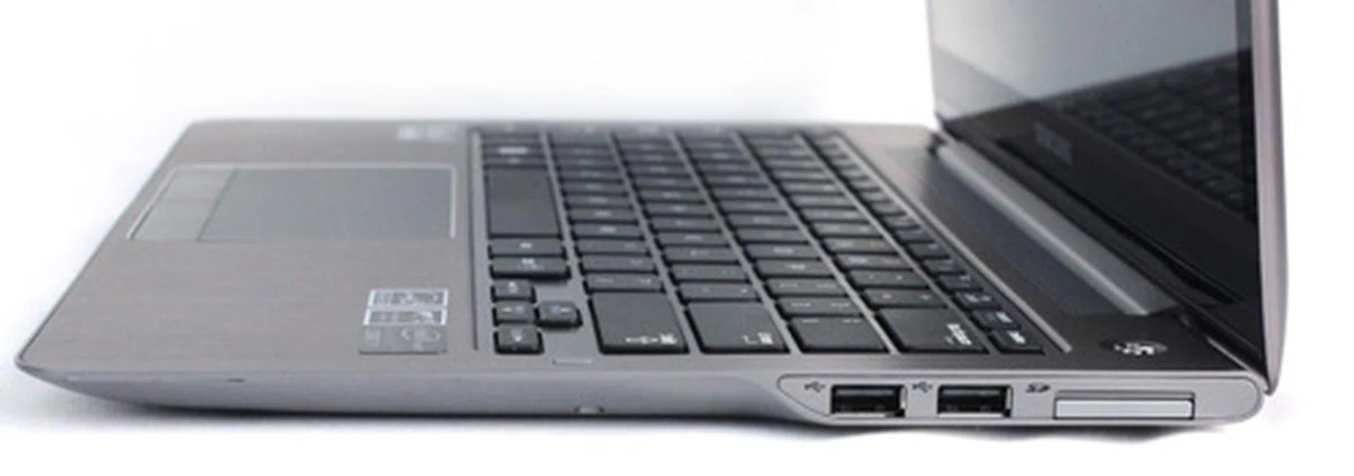 And on the right, two USB 2.0 ports and a 4-in-1 card reader.