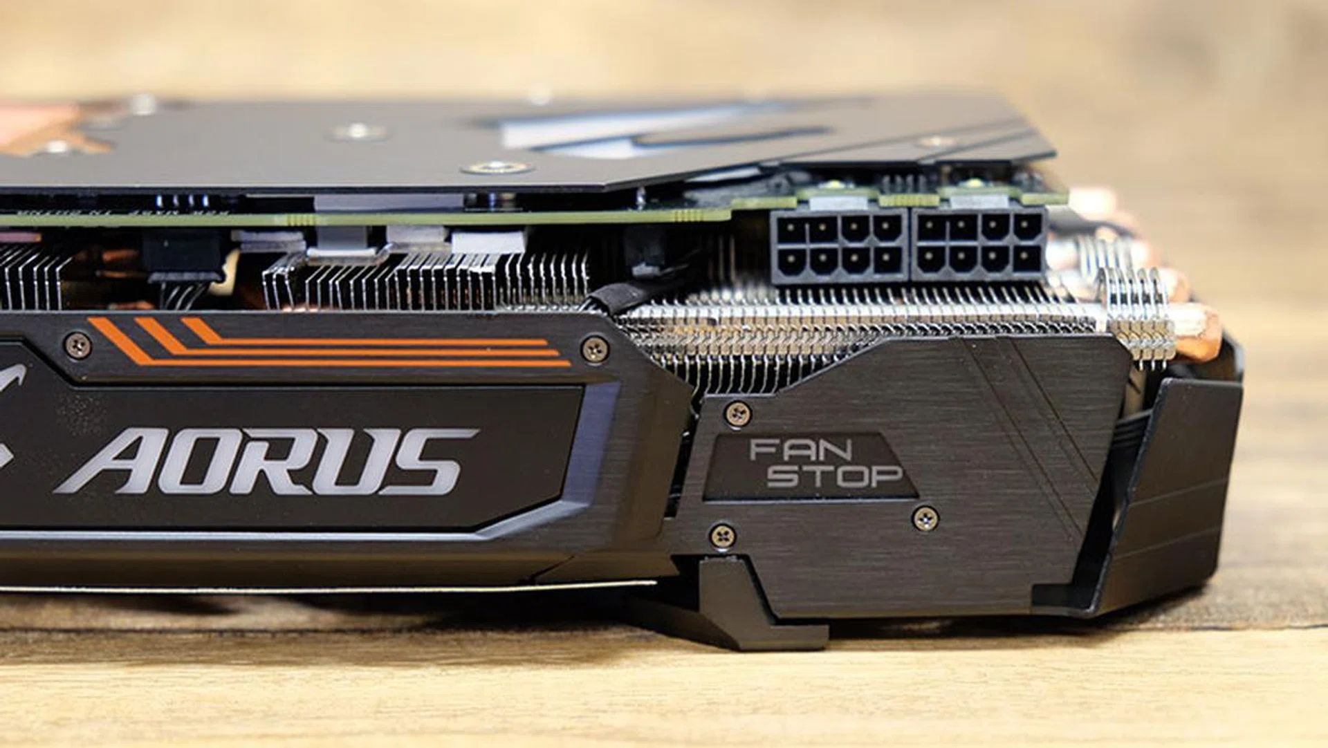 The Fan Stop indicator on the side lights up when the fans stop spinning during less demanding tasks.