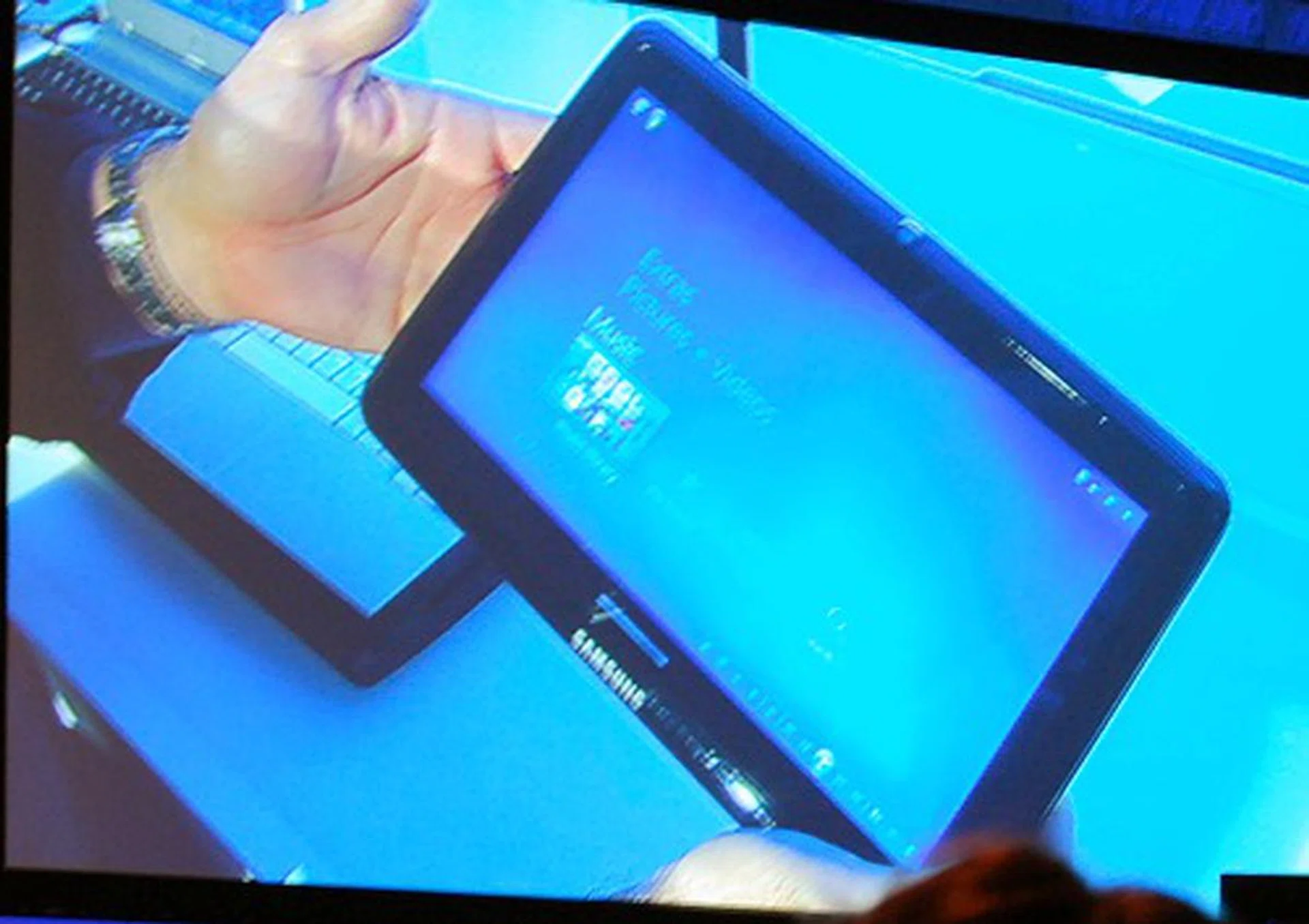 ... allowing you to slide it down to hide the physical keyboard and thus instantly changing it to a slate-like machine.