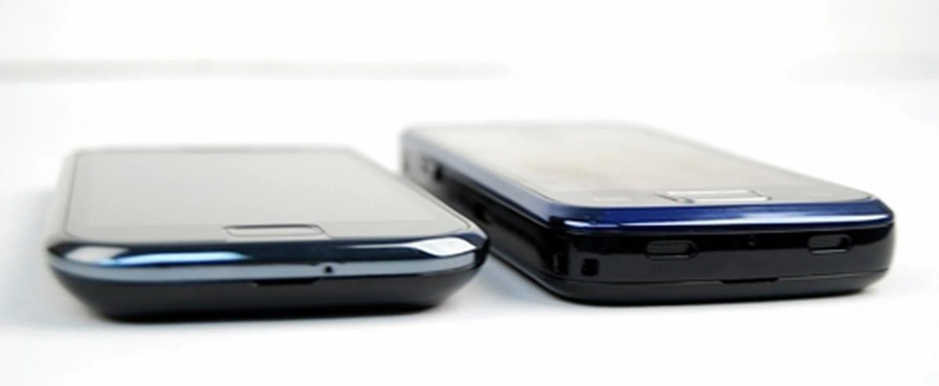 9.9mm vs 14.9mm thickness? The 5mm might sound little to you, but in a smartphone's world, it makes a huge difference.