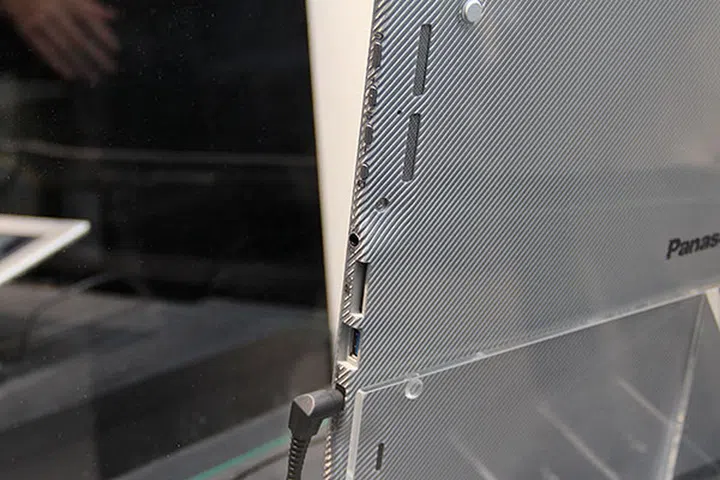 The 20-inch 4K tablet has a thickness of just 12.5mm and weighs about 2.4kg. It has a single USB 3.0 port, an expansion bus connector, a headphone jack, and an SDXC card slot.