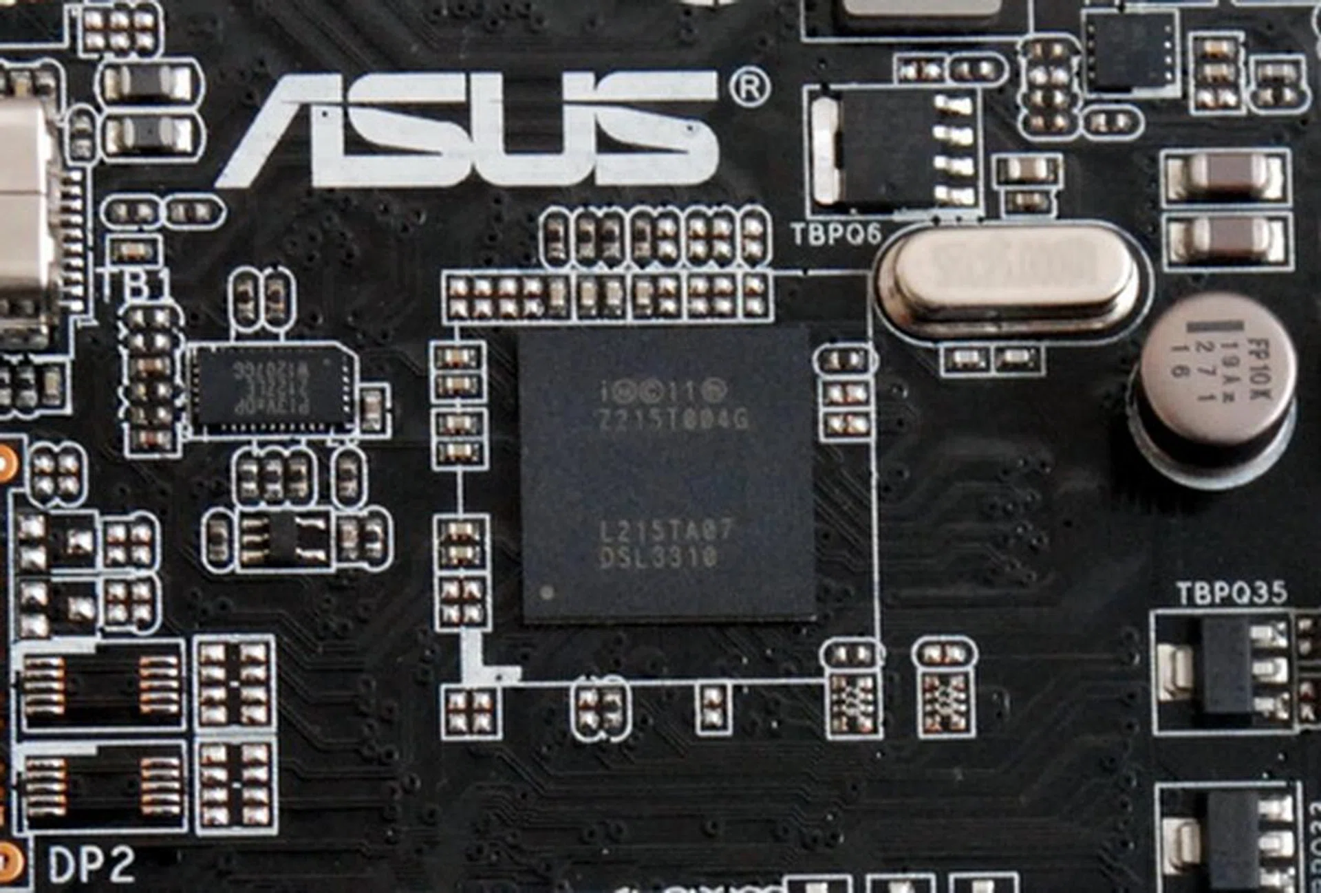 The largest IC on the expansion card has the following marking: Z215T004G. It is the same chip integrated into the schema of the P8Z77-V Premium, a Thunderbolt-equipped motherboard from ASUS.