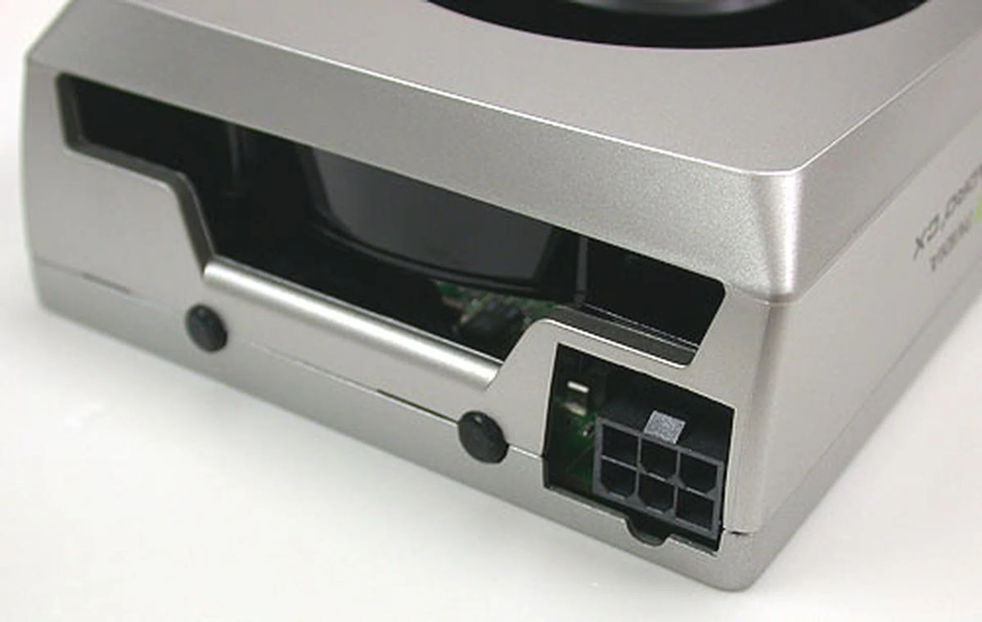 Just a 6-pin connector is required, as expected from a card similar to the GTX 260 and the Quadro FX 4800. 