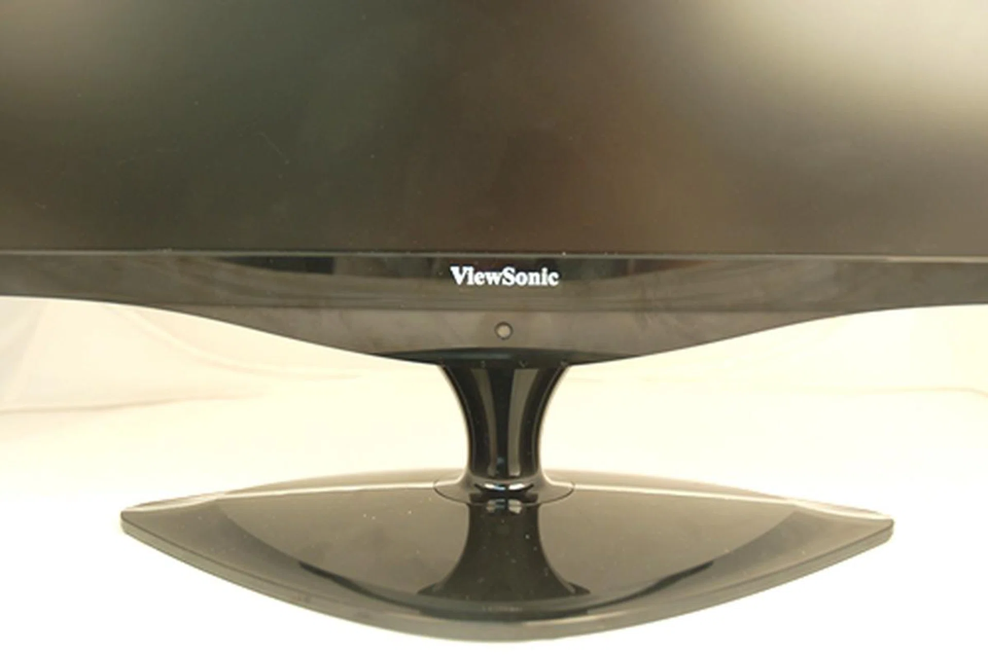 A slightly taller 'neck' makes the ViewSonic a slightly unstable monitor prone to excessive wobbling when tilting.