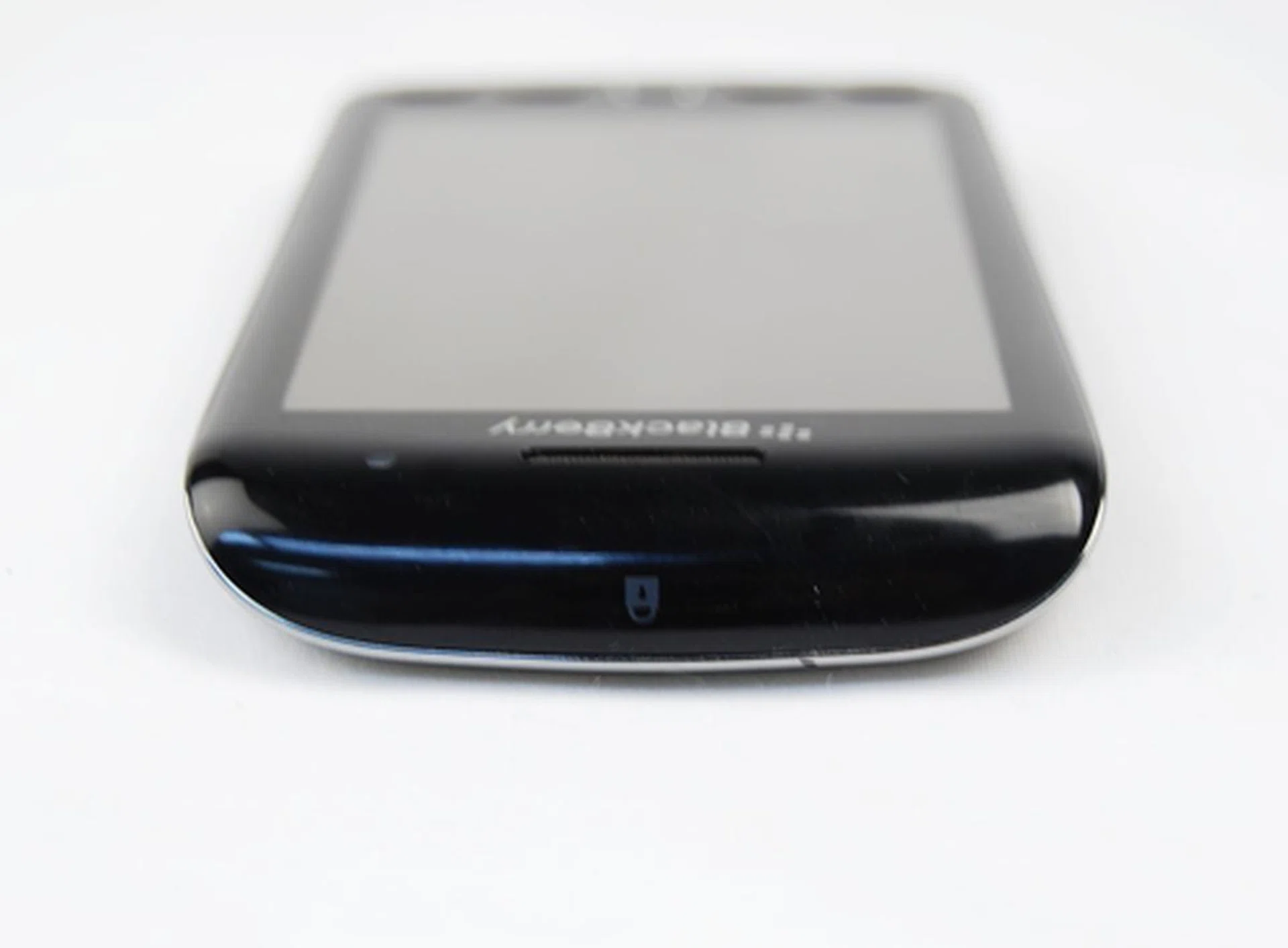 Simply press the middle, where the lock symbol is, to switch on or lock your phone.
