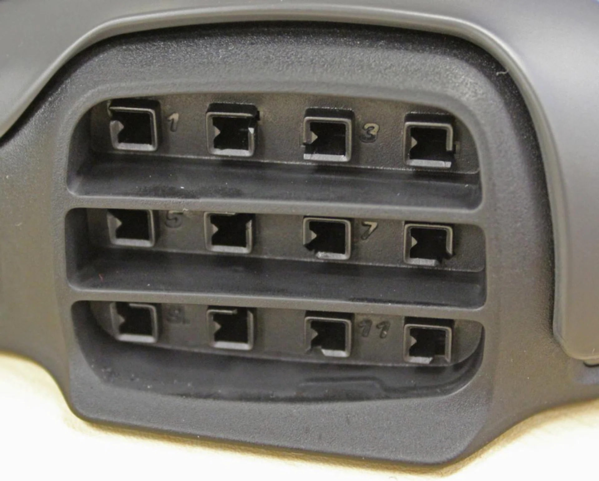 The interior of the modular thumb zone has numbers, though they can be a bit hard to read. Not to worry though, as each button or cover can only work to the slot assigned to it. You won't be able to fit in a button meant for slot 7 into slot 2.