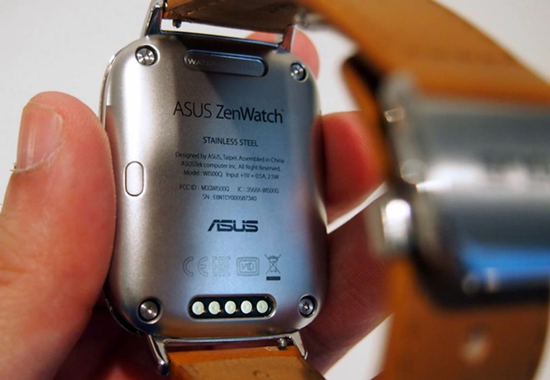The stainless steel rear of the ASUS Zen Watch looks very classy.  