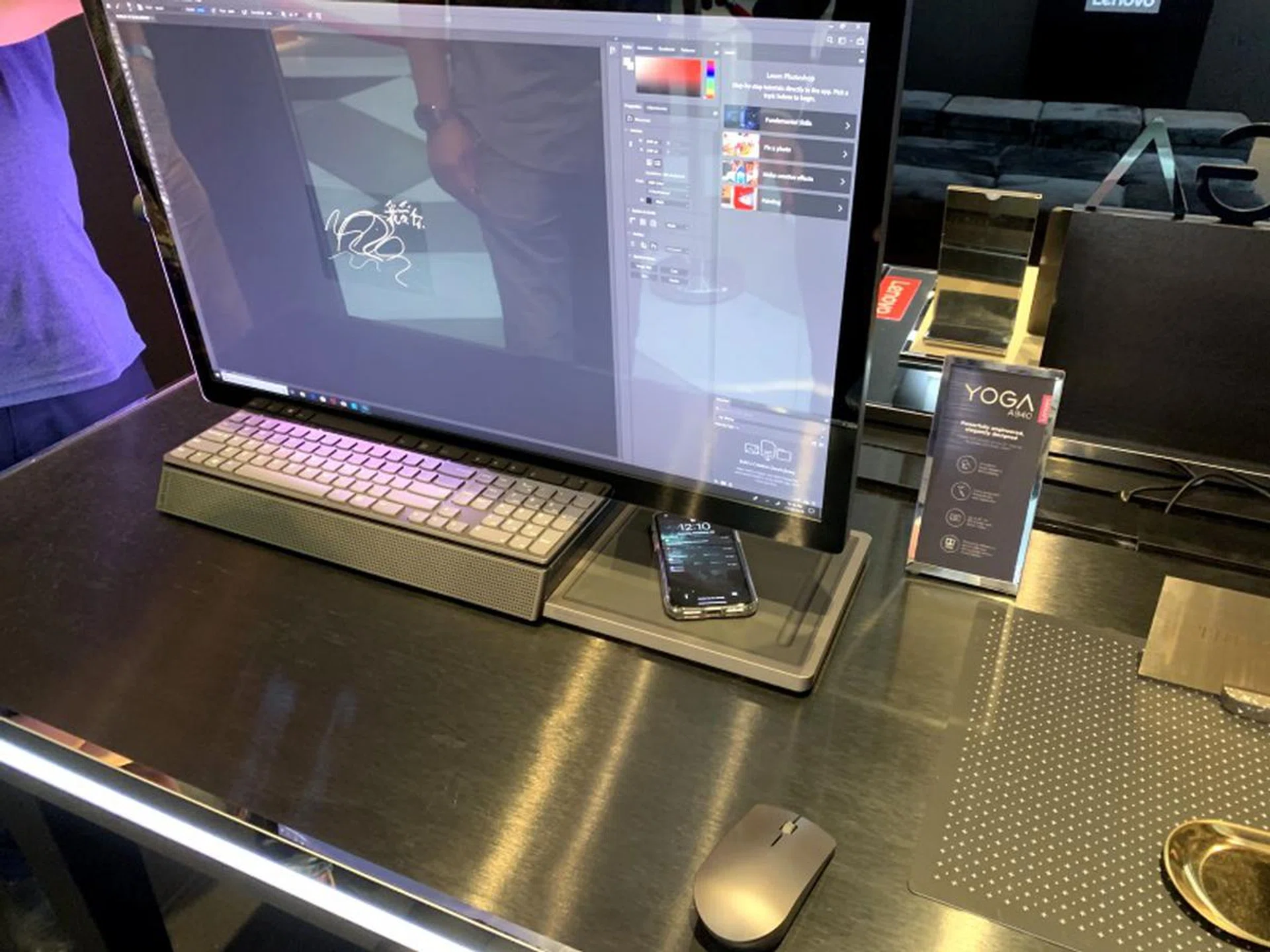 Besides holding the digital pen, the A940 also allows Qi-charging for smartphones