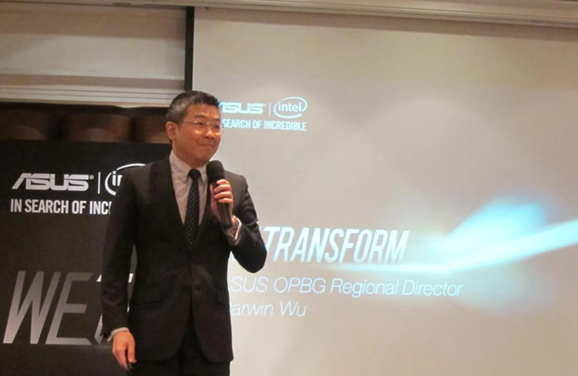 ASUS SEA Regional Director for Open Platform, Darwin Wu introducing ASUS' new product line-up. 